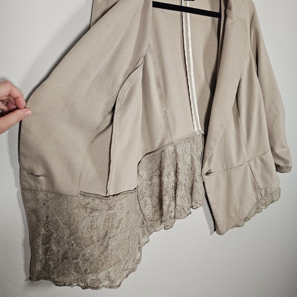 Torrid Womens Size 1 Beige Tan Lace Edged Preppy Blazer - Picture 3 of 10